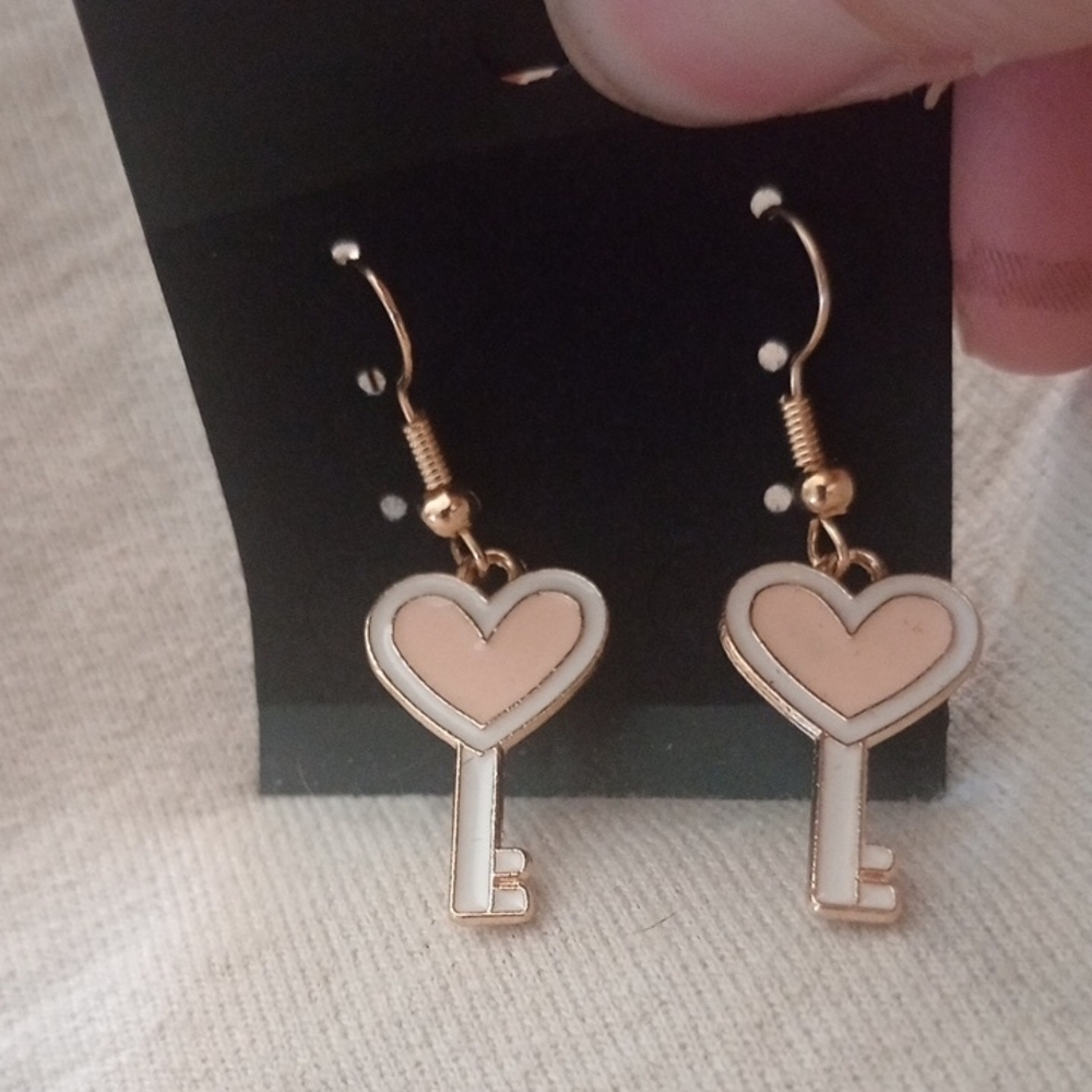 ♥️ D 5 / $20 Gold and Cream Heart Key Earrings
